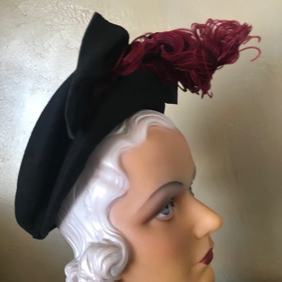 ENCHANTING 1940s' BLACK FELT BERET WITH BURGUNDY OSTRICH FEATHER + FABRIC BOW - Picture 9 of 13